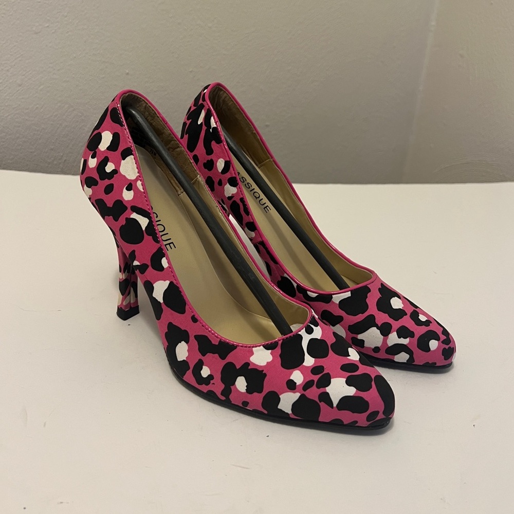 Never worn | Classique Pink Cheetah Print Heels | Size 7.5 | 3.5” Pumps